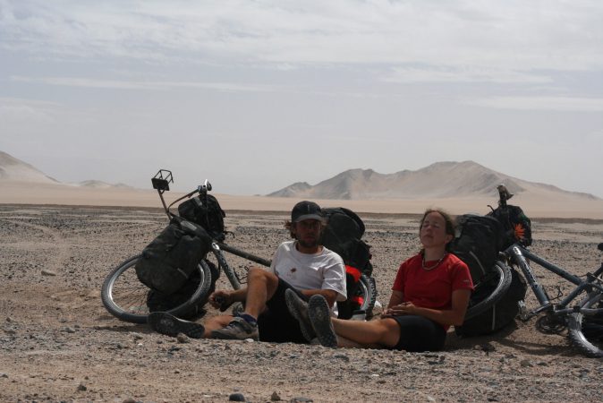 ASIEMUT - Les realisateurs Melanie Carrier et Olivier Higgins - Desert du Taklamakan Chine - copyright MO FILMS